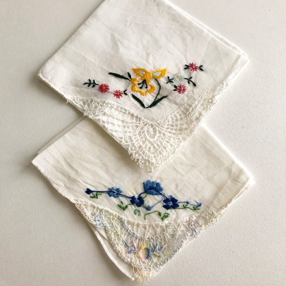 VTG Hanky Handkerchief Embroidered Daffodil , Blue Flowers Crochet Corner Set 2
